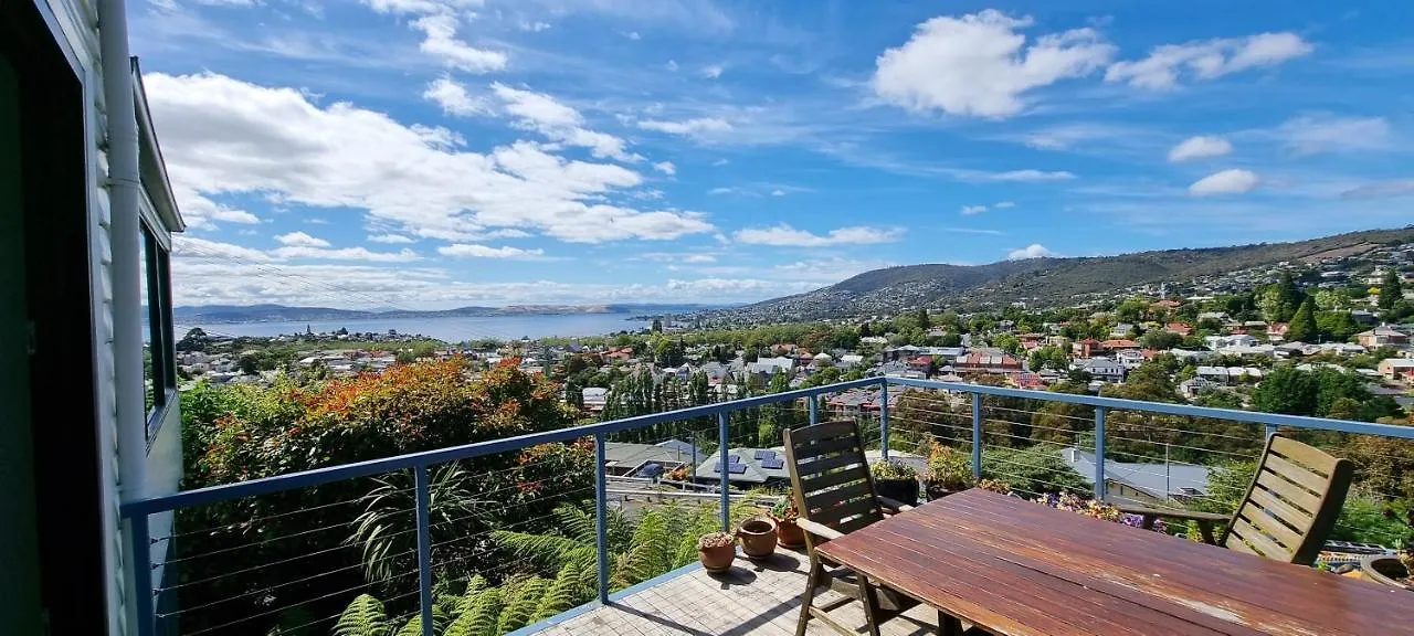 Holiday home Hill House Hobart - Charming Home, Stunning Views Close To City