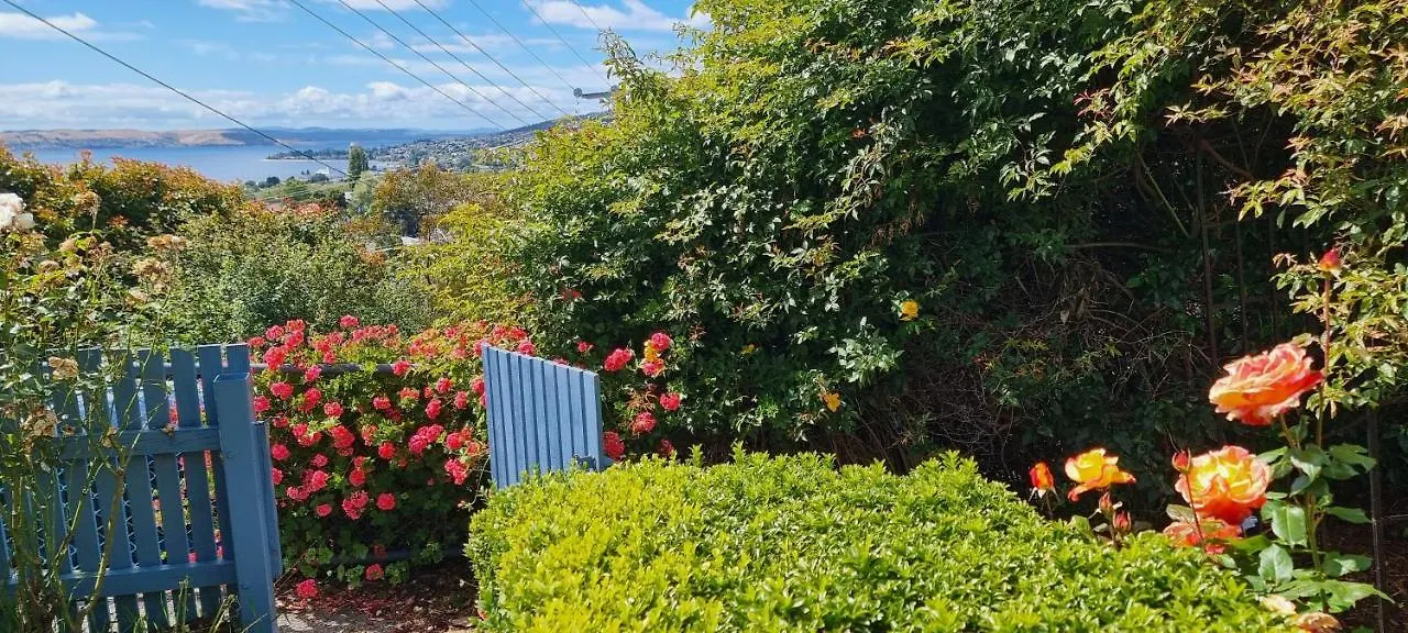 Hill House Hobart - Charming Home, Stunning Views Close To City Holiday home